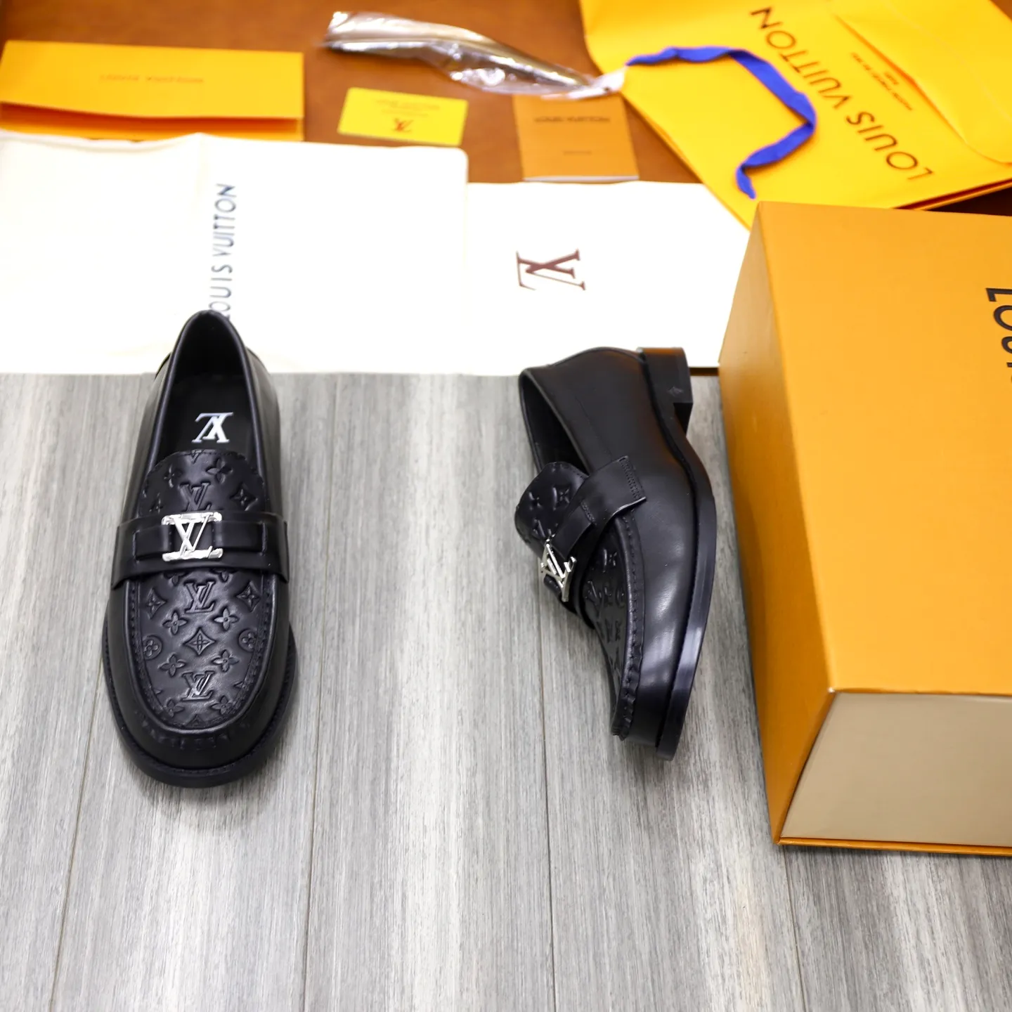 Men's Men's Shoes💰💰920LV Louis Vuitton Slip-on Loafers, top quality products from Guangzhou, ready for sale! This LV Glove loafer is made of selected soft cowhide, with a slightly wrinkled leather surface and a very high-end texture. Each pair is unique. The leather surface is light and soft, with a fine texture and good luster. It is a classic loafer style, with exquisite handmade mark stitching on the toe, and a square toe configuration to highlight the classic style. The horizontal band has hot-printed LV three-dimensional letters, semi-solid handcrafts and a genuine leather outsole, and a rubber patch on the heel to create wear-resistant performance and comfort. One of the must-have loafers for men! Comes with full original packaging! Code number: 38-39-40-41-42-43-44 (38, 45, 46 customized) standard leather shoe code